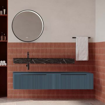 Set mobilier baie suspendat albastru mat cu lavoar imitație marmura neagra și oglindă, cu riflaje cannetatto, 160 cm, SaviniDue Iconica