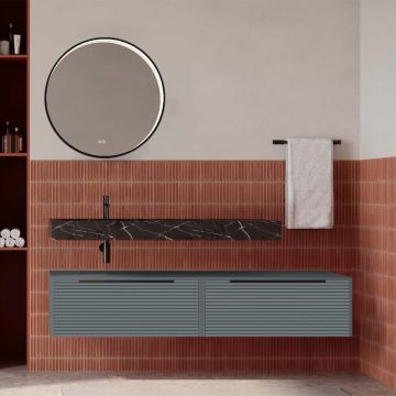 Set mobilier baie suspendat gri mat cu lavoar imitație marmura neagra și oglindă, cu riflaje Dogato, 160 cm, SaviniDue Iconica