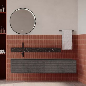 Set mobilier baie suspendat gri urban mat cu lavoar imitație marmura neagra și oglindă, cu riflaje Dogato, 160 cm, SaviniDue Iconica