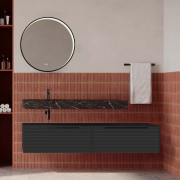 Set mobilier baie suspendat negru mat cu lavoar imitație marmura neagra și oglindă, cu riflaje Dogato, 160 cm, SaviniDue Iconica