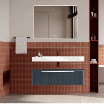 Set mobilier baie suspendat albastru mat, riflaje Plissetatto, lavoar alb și oglinda, manere crom, 100 cm, SaviniDue Iconica